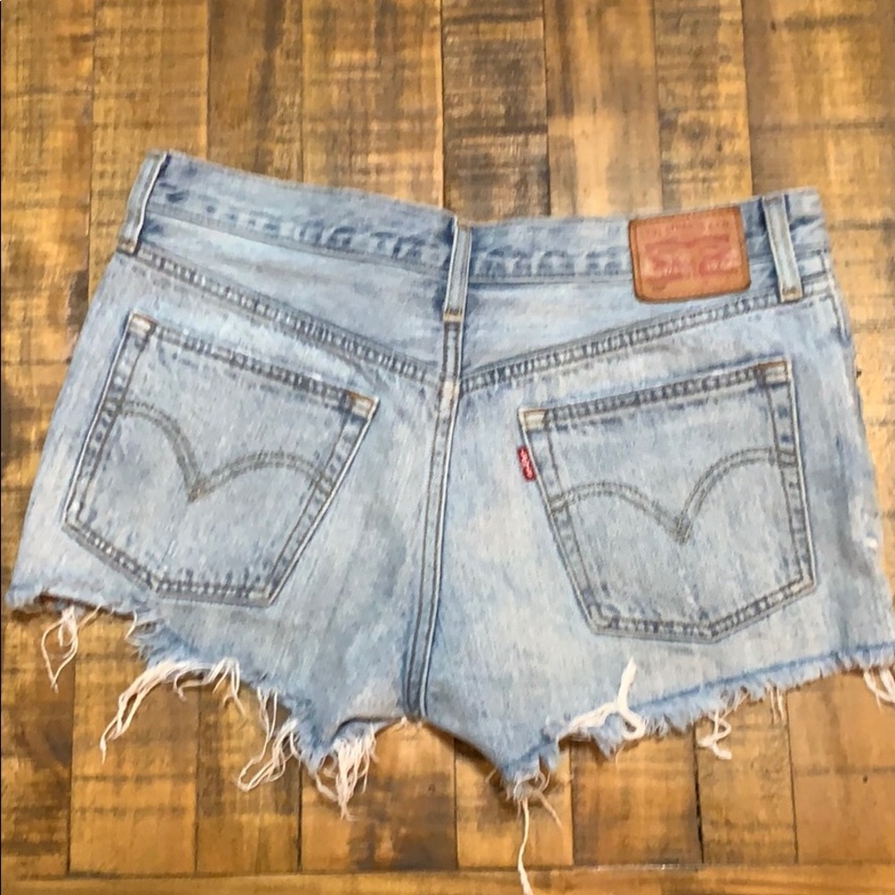 Levi’s 501 denim shorts - light wash - size 28